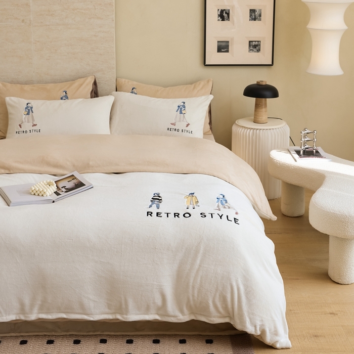 91家纺网 家纺一手货源 找家纺 121【牛奶绒刺绣四件套】2025新款毛毯被子四件套单件床单被套床笠珊瑚绒牛奶绒冬被法兰绒兔毛绒刺绣男孩-Boy系列场景二 baby-白咖