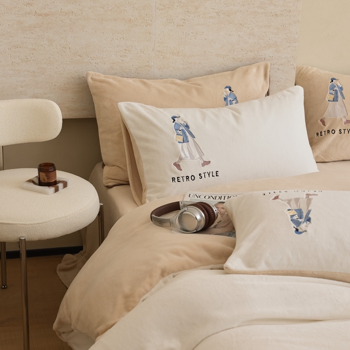 91家纺网 家纺一手货源 找家纺 121【牛奶绒刺绣四件套】2025新款毛毯被子四件套单件床单被套床笠珊瑚绒牛奶绒冬被法兰绒兔毛绒刺绣男孩-Boy系列场景二 baby-白咖