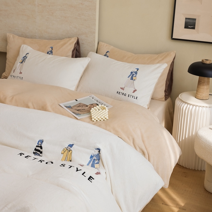 91家纺网 家纺一手货源 找家纺 121【牛奶绒刺绣四件套】2025新款毛毯被子四件套单件床单被套床笠珊瑚绒牛奶绒冬被法兰绒兔毛绒刺绣男孩-Boy系列场景二 baby-白咖