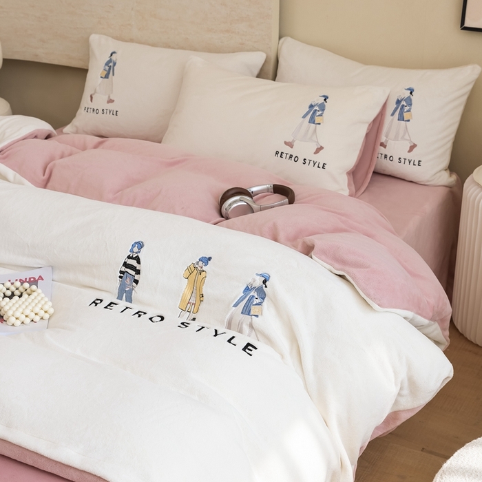 91家纺网 家纺一手货源 找家纺 121【牛奶绒刺绣四件套】2025新款毛毯被子四件套单件床单被套床笠珊瑚绒牛奶绒冬被法兰绒兔毛绒刺绣男孩-Boy系列场景二 baby-橘粉