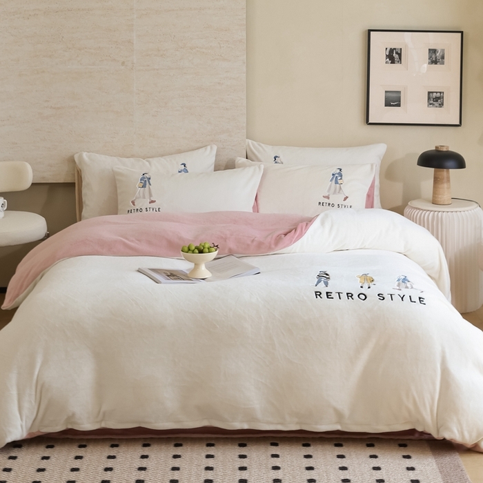 91家纺网 家纺一手货源 找家纺 121【牛奶绒刺绣四件套】2025新款毛毯被子四件套单件床单被套床笠珊瑚绒牛奶绒冬被法兰绒兔毛绒刺绣男孩-Boy系列场景二 baby-橘粉