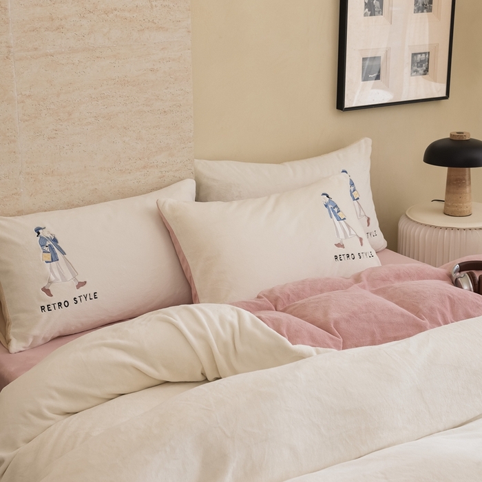 91家纺网 家纺一手货源 找家纺 121【牛奶绒刺绣四件套】2025新款毛毯被子四件套单件床单被套床笠珊瑚绒牛奶绒冬被法兰绒兔毛绒刺绣男孩-Boy系列场景二 baby-橘粉