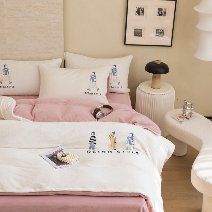 91家纺网 家纺一手货源 找家纺 121【牛奶绒刺绣四件套】2025新款毛毯被子四件套单件床单被套床笠珊瑚绒牛奶绒冬被法兰绒兔毛绒刺绣男孩-Boy系列场景二 baby-橘粉