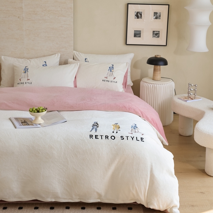 91家纺网 家纺一手货源 找家纺 121【牛奶绒刺绣四件套】2025新款毛毯被子四件套单件床单被套床笠珊瑚绒牛奶绒冬被法兰绒兔毛绒刺绣男孩-Boy系列场景二 baby-橘粉