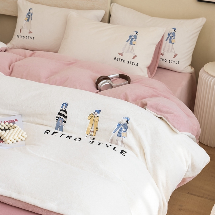 91家纺网 家纺一手货源 找家纺 121【牛奶绒刺绣四件套】2025新款毛毯被子四件套单件床单被套床笠珊瑚绒牛奶绒冬被法兰绒兔毛绒刺绣男孩-Boy系列场景二 baby-橘粉