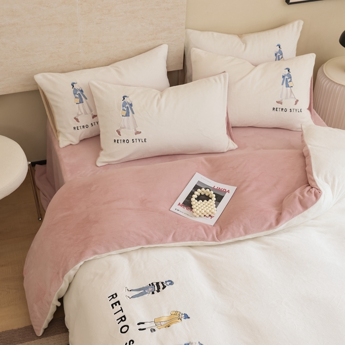 91家纺网 家纺一手货源 找家纺 121【牛奶绒刺绣四件套】2025新款毛毯被子四件套单件床单被套床笠珊瑚绒牛奶绒冬被法兰绒兔毛绒刺绣男孩-Boy系列场景二 baby-橘粉