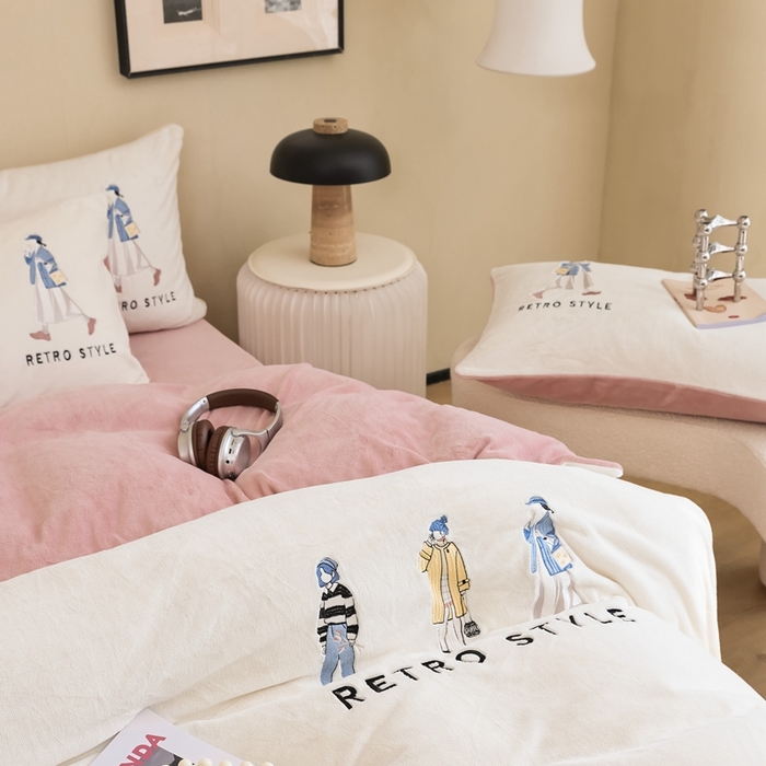 91家纺网 家纺一手货源 找家纺 121【牛奶绒刺绣四件套】2025新款毛毯被子四件套单件床单被套床笠珊瑚绒牛奶绒冬被法兰绒兔毛绒刺绣男孩-Boy系列场景二 baby-橘粉