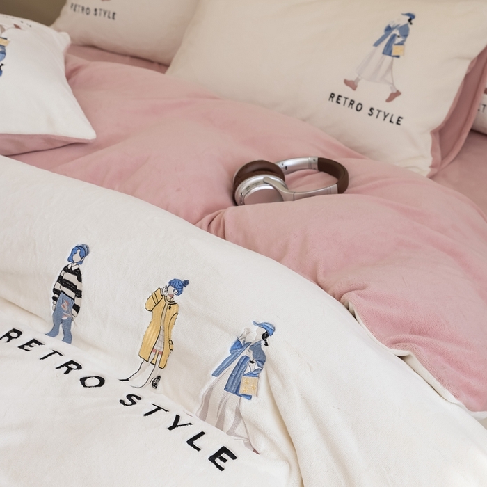 91家纺网 家纺一手货源 找家纺 121【牛奶绒刺绣四件套】2025新款毛毯被子四件套单件床单被套床笠珊瑚绒牛奶绒冬被法兰绒兔毛绒刺绣男孩-Boy系列场景二 baby-橘粉