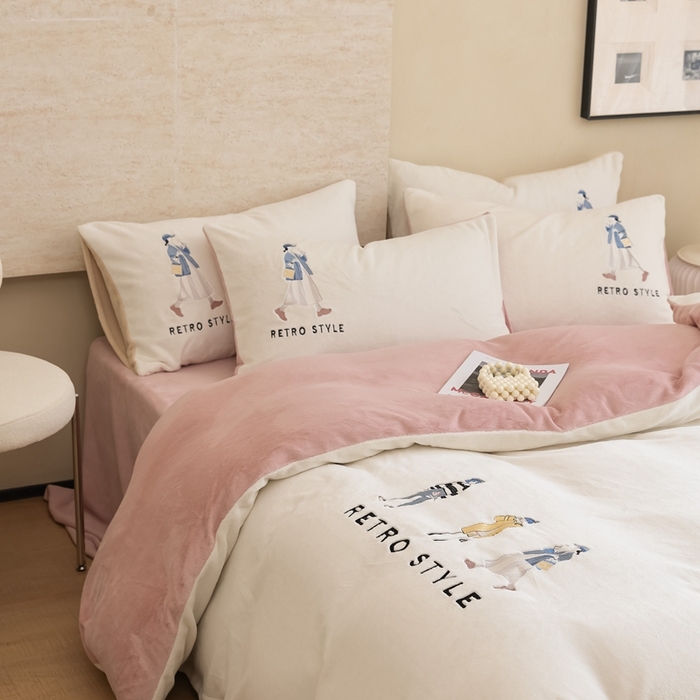 91家纺网 家纺一手货源 找家纺 121【牛奶绒刺绣四件套】2025新款毛毯被子四件套单件床单被套床笠珊瑚绒牛奶绒冬被法兰绒兔毛绒刺绣男孩-Boy系列场景二 baby-橘粉