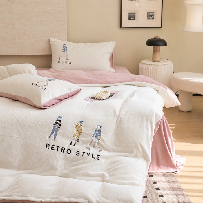 91家纺网 家纺一手货源 找家纺 121【牛奶绒刺绣四件套】2025新款毛毯被子四件套单件床单被套床笠珊瑚绒牛奶绒冬被法兰绒兔毛绒刺绣男孩-Boy系列场景二 baby-橘粉