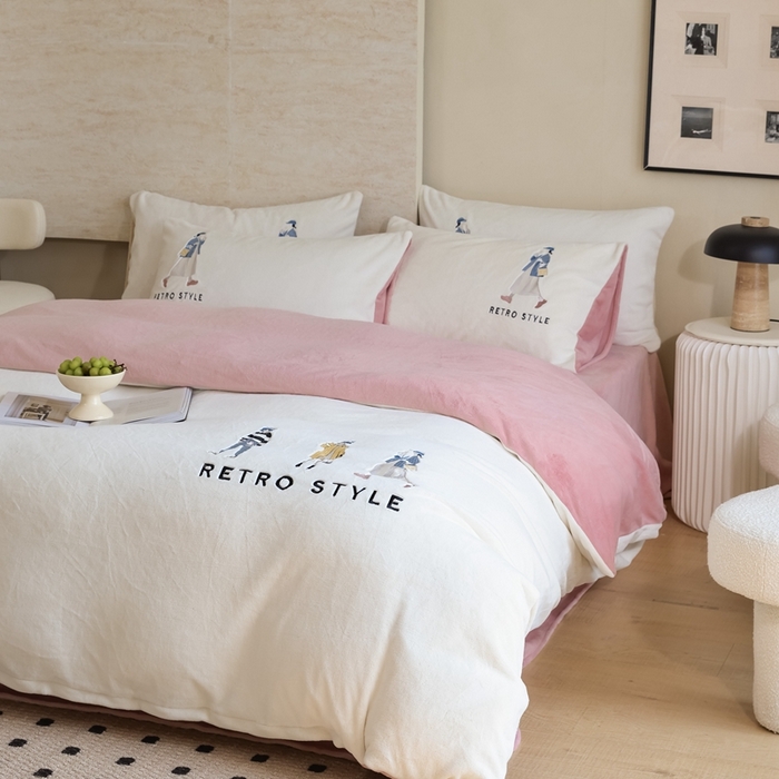 91家纺网 家纺一手货源 找家纺 121【牛奶绒刺绣四件套】2025新款毛毯被子四件套单件床单被套床笠珊瑚绒牛奶绒冬被法兰绒兔毛绒刺绣男孩-Boy系列场景二 baby-橘粉