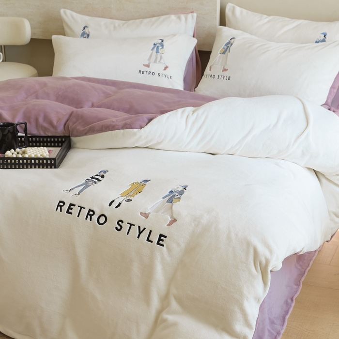 91家纺网 家纺一手货源 找家纺 121【牛奶绒刺绣四件套】2025新款毛毯被子四件套单件床单被套床笠珊瑚绒牛奶绒冬被法兰绒兔毛绒刺绣男孩-Boy系列场景二 baby-浅紫