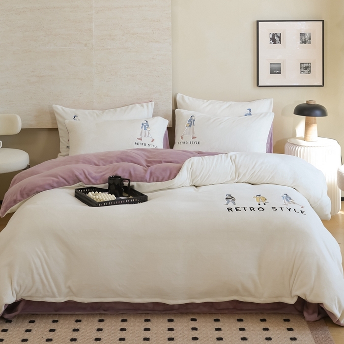 91家纺网 家纺一手货源 找家纺 121【牛奶绒刺绣四件套】2025新款毛毯被子四件套单件床单被套床笠珊瑚绒牛奶绒冬被法兰绒兔毛绒刺绣男孩-Boy系列场景二 baby-浅紫