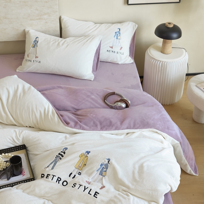 91家纺网 家纺一手货源 找家纺 121【牛奶绒刺绣四件套】2025新款毛毯被子四件套单件床单被套床笠珊瑚绒牛奶绒冬被法兰绒兔毛绒刺绣男孩-Boy系列场景二 baby-浅紫