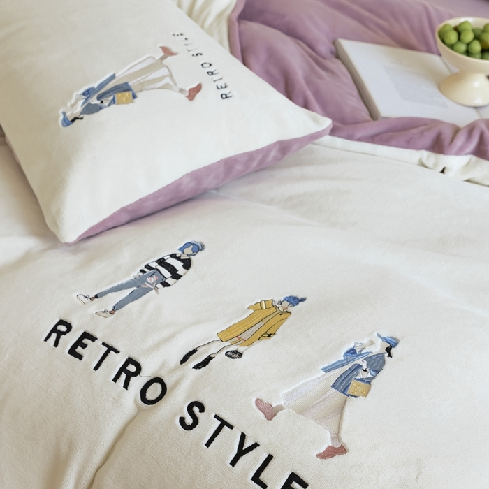 91家纺网 家纺一手货源 找家纺 121【牛奶绒刺绣四件套】2025新款毛毯被子四件套单件床单被套床笠珊瑚绒牛奶绒冬被法兰绒兔毛绒刺绣男孩-Boy系列场景二 baby-浅紫