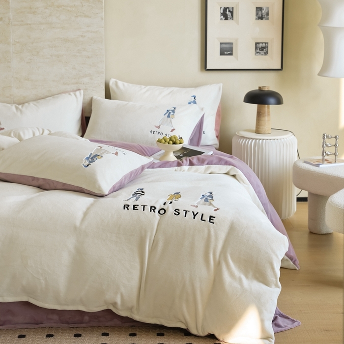 91家纺网 家纺一手货源 找家纺 121【牛奶绒刺绣四件套】2025新款毛毯被子四件套单件床单被套床笠珊瑚绒牛奶绒冬被法兰绒兔毛绒刺绣男孩-Boy系列场景二 baby-浅紫