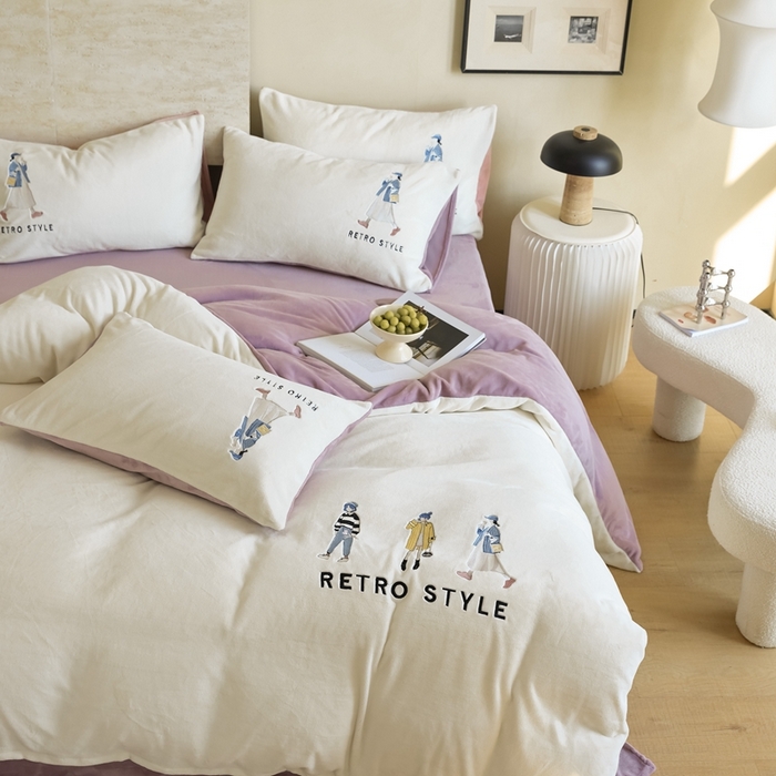 91家纺网 家纺一手货源 找家纺 121【牛奶绒刺绣四件套】2025新款毛毯被子四件套单件床单被套床笠珊瑚绒牛奶绒冬被法兰绒兔毛绒刺绣男孩-Boy系列场景二 baby-浅紫