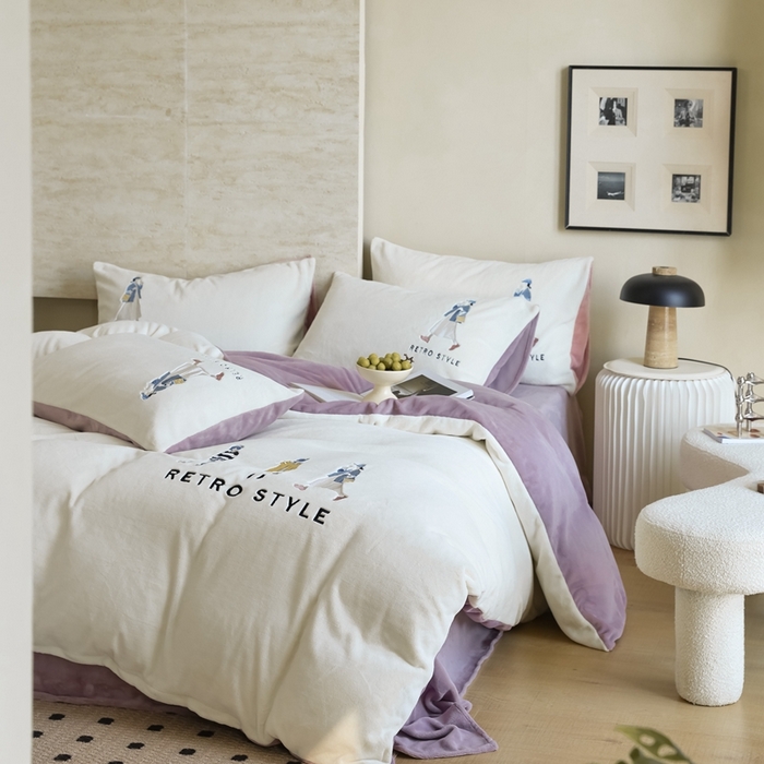 91家纺网 家纺一手货源 找家纺 121【牛奶绒刺绣四件套】2025新款毛毯被子四件套单件床单被套床笠珊瑚绒牛奶绒冬被法兰绒兔毛绒刺绣男孩-Boy系列场景二 baby-浅紫