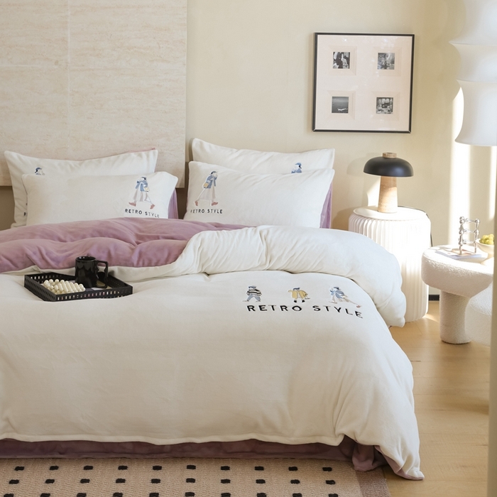 91家纺网 家纺一手货源 找家纺 121【牛奶绒刺绣四件套】2025新款毛毯被子四件套单件床单被套床笠珊瑚绒牛奶绒冬被法兰绒兔毛绒刺绣男孩-Boy系列场景二 baby-浅紫