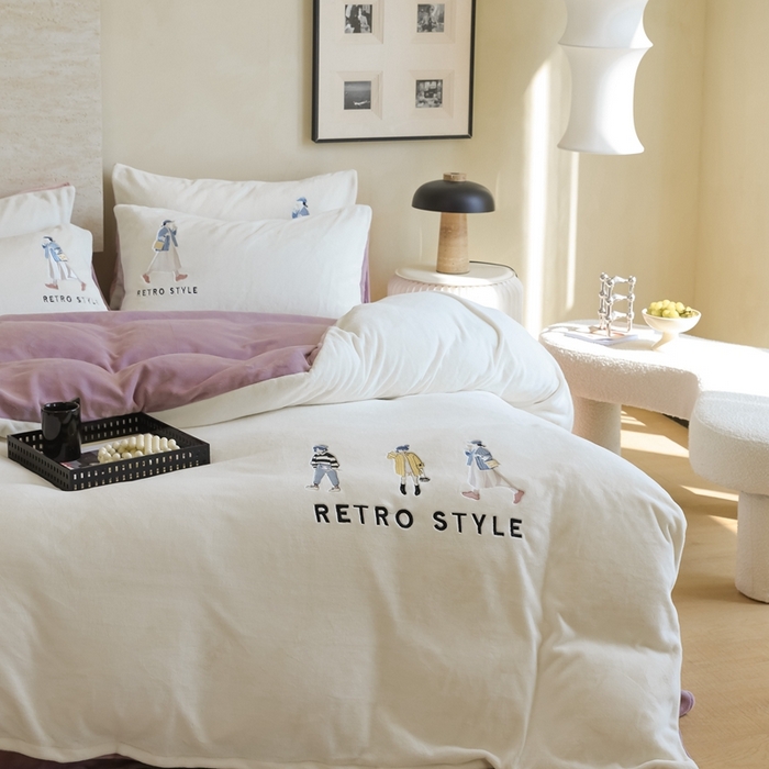 91家纺网 家纺一手货源 找家纺 121【牛奶绒刺绣四件套】2025新款毛毯被子四件套单件床单被套床笠珊瑚绒牛奶绒冬被法兰绒兔毛绒刺绣男孩-Boy系列场景二 baby-浅紫