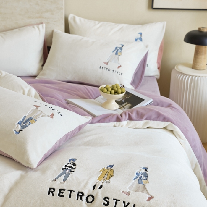 91家纺网 家纺一手货源 找家纺 121【牛奶绒刺绣四件套】2025新款毛毯被子四件套单件床单被套床笠珊瑚绒牛奶绒冬被法兰绒兔毛绒刺绣男孩-Boy系列场景二 baby-浅紫