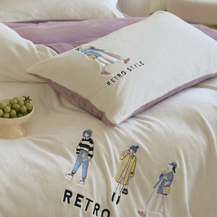 91家纺网 家纺一手货源 找家纺 121【牛奶绒刺绣四件套】2025新款毛毯被子四件套单件床单被套床笠珊瑚绒牛奶绒冬被法兰绒兔毛绒刺绣男孩-Boy系列场景二 baby-浅紫