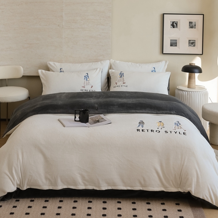 91家纺网 家纺一手货源 找家纺 121【牛奶绒刺绣四件套】2025新款毛毯被子四件套单件床单被套床笠珊瑚绒牛奶绒冬被法兰绒兔毛绒刺绣男孩-Boy系列场景二 baby-深灰