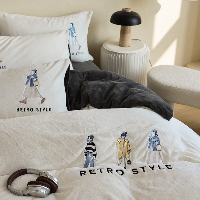 91家纺网 家纺一手货源 找家纺 121【牛奶绒刺绣四件套】2025新款毛毯被子四件套单件床单被套床笠珊瑚绒牛奶绒冬被法兰绒兔毛绒刺绣男孩-Boy系列场景二 baby-深灰