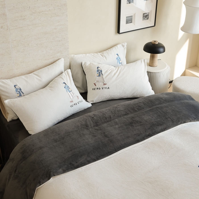 91家纺网 家纺一手货源 找家纺 121【牛奶绒刺绣四件套】2025新款毛毯被子四件套单件床单被套床笠珊瑚绒牛奶绒冬被法兰绒兔毛绒刺绣男孩-Boy系列场景二 baby-深灰