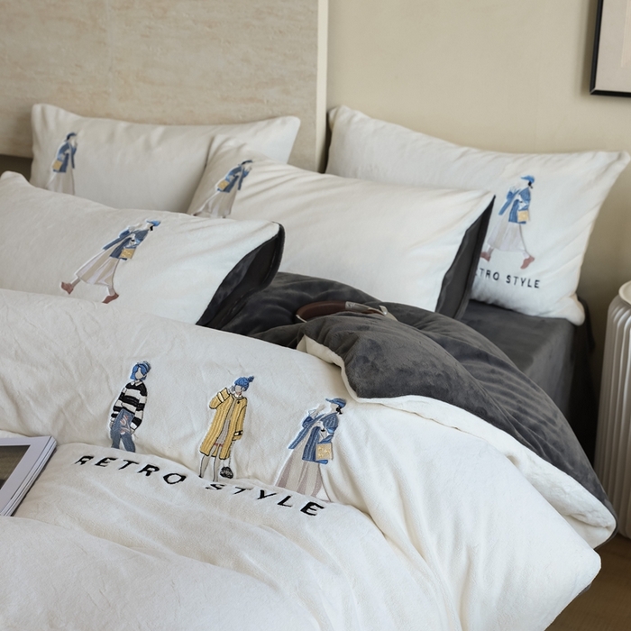 91家纺网 家纺一手货源 找家纺 121【牛奶绒刺绣四件套】2025新款毛毯被子四件套单件床单被套床笠珊瑚绒牛奶绒冬被法兰绒兔毛绒刺绣男孩-Boy系列场景二 baby-深灰