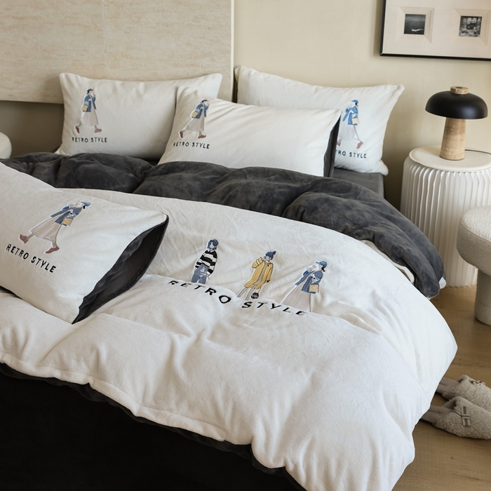 91家纺网 家纺一手货源 找家纺 121【牛奶绒刺绣四件套】2025新款毛毯被子四件套单件床单被套床笠珊瑚绒牛奶绒冬被法兰绒兔毛绒刺绣男孩-Boy系列场景二 baby-深灰