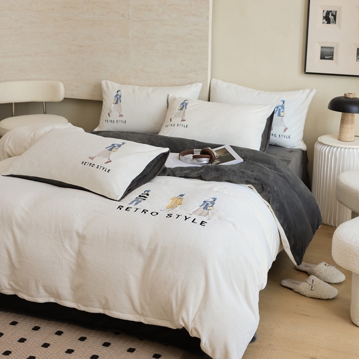 91家纺网 家纺一手货源 找家纺 121【牛奶绒刺绣四件套】2025新款毛毯被子四件套单件床单被套床笠珊瑚绒牛奶绒冬被法兰绒兔毛绒刺绣男孩-Boy系列场景二 baby-深灰