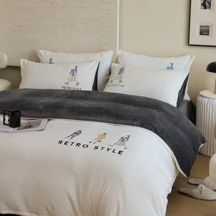 91家纺网 家纺一手货源 找家纺 121【牛奶绒刺绣四件套】2025新款毛毯被子四件套单件床单被套床笠珊瑚绒牛奶绒冬被法兰绒兔毛绒刺绣男孩-Boy系列场景二 baby-深灰