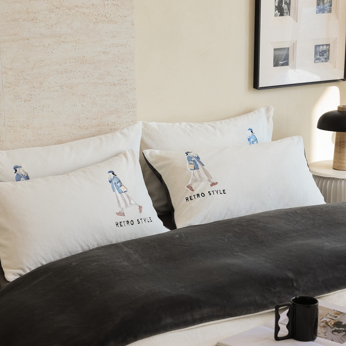 91家纺网 家纺一手货源 找家纺 121【牛奶绒刺绣四件套】2025新款毛毯被子四件套单件床单被套床笠珊瑚绒牛奶绒冬被法兰绒兔毛绒刺绣男孩-Boy系列场景二 baby-深灰