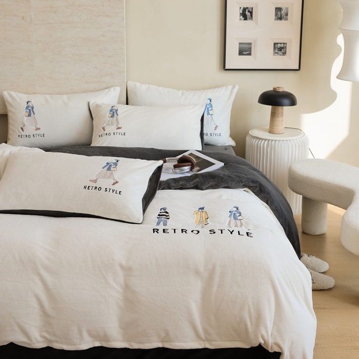 91家纺网 家纺一手货源 找家纺 121【牛奶绒刺绣四件套】2025新款毛毯被子四件套单件床单被套床笠珊瑚绒牛奶绒冬被法兰绒兔毛绒刺绣男孩-Boy系列场景二 baby-深灰