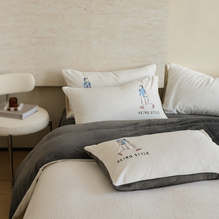 91家纺网 家纺一手货源 找家纺 121【牛奶绒刺绣四件套】2025新款毛毯被子四件套单件床单被套床笠珊瑚绒牛奶绒冬被法兰绒兔毛绒刺绣男孩-Boy系列场景二 baby-深灰