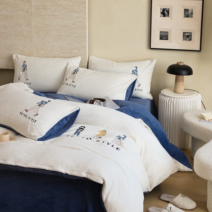 91家纺网 家纺一手货源 找家纺 121【牛奶绒刺绣四件套】2025新款毛毯被子四件套单件床单被套床笠珊瑚绒牛奶绒冬被法兰绒兔毛绒刺绣男孩-Boy系列场景二 baby-雾兰