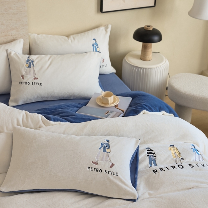 91家纺网 家纺一手货源 找家纺 121【牛奶绒刺绣四件套】2025新款毛毯被子四件套单件床单被套床笠珊瑚绒牛奶绒冬被法兰绒兔毛绒刺绣男孩-Boy系列场景二 baby-雾兰