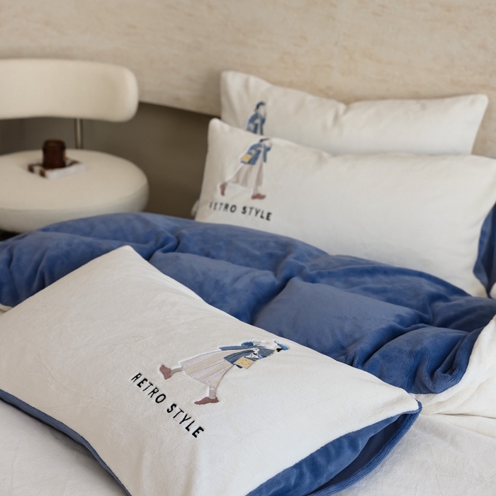 91家纺网 家纺一手货源 找家纺 121【牛奶绒刺绣四件套】2025新款毛毯被子四件套单件床单被套床笠珊瑚绒牛奶绒冬被法兰绒兔毛绒刺绣男孩-Boy系列场景二 baby-雾兰