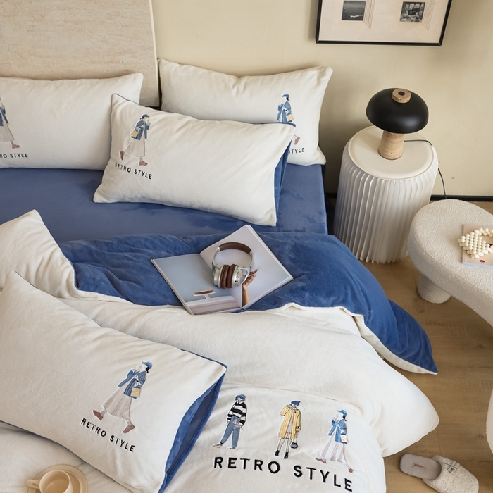 91家纺网 家纺一手货源 找家纺 121【牛奶绒刺绣四件套】2025新款毛毯被子四件套单件床单被套床笠珊瑚绒牛奶绒冬被法兰绒兔毛绒刺绣男孩-Boy系列场景二 baby-雾兰