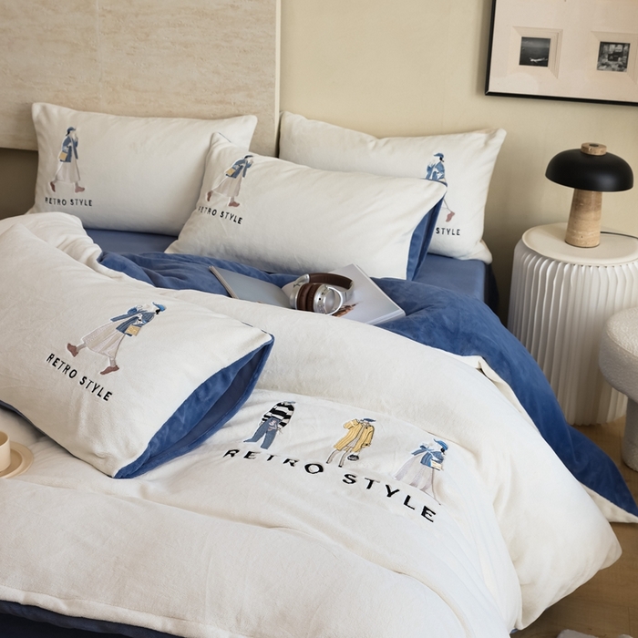 91家纺网 家纺一手货源 找家纺 121【牛奶绒刺绣四件套】2025新款毛毯被子四件套单件床单被套床笠珊瑚绒牛奶绒冬被法兰绒兔毛绒刺绣男孩-Boy系列场景二 baby-雾兰