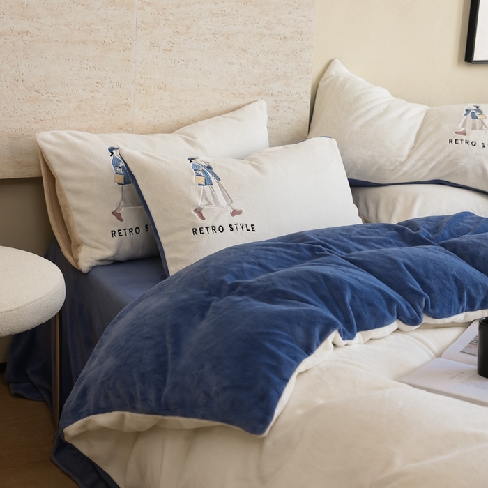 91家纺网 家纺一手货源 找家纺 121【牛奶绒刺绣四件套】2025新款毛毯被子四件套单件床单被套床笠珊瑚绒牛奶绒冬被法兰绒兔毛绒刺绣男孩-Boy系列场景二 baby-雾兰