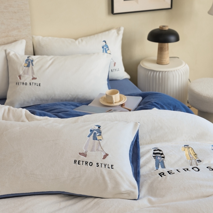 91家纺网 家纺一手货源 找家纺 121【牛奶绒刺绣四件套】2025新款毛毯被子四件套单件床单被套床笠珊瑚绒牛奶绒冬被法兰绒兔毛绒刺绣男孩-Boy系列场景二 baby-雾兰