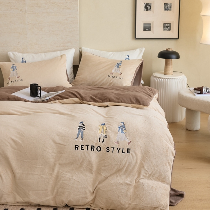 91家纺网 家纺一手货源 找家纺 121【牛奶绒刺绣四件套】2025新款毛毯被子四件套单件床单被套床笠珊瑚绒牛奶绒冬被法兰绒兔毛绒刺绣男孩-Boy系列场景二 baby-棕咖