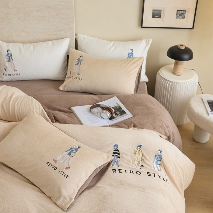 91家纺网 家纺一手货源 找家纺 121【牛奶绒刺绣四件套】2025新款毛毯被子四件套单件床单被套床笠珊瑚绒牛奶绒冬被法兰绒兔毛绒刺绣男孩-Boy系列场景二 baby-棕咖