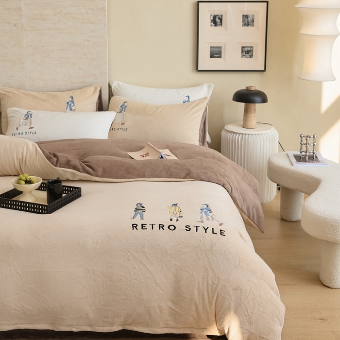 91家纺网 家纺一手货源 找家纺 121【牛奶绒刺绣四件套】2025新款毛毯被子四件套单件床单被套床笠珊瑚绒牛奶绒冬被法兰绒兔毛绒刺绣男孩-Boy系列场景二 baby-棕咖