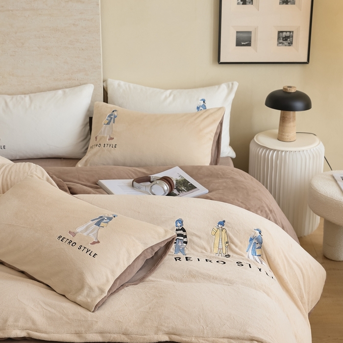 91家纺网 家纺一手货源 找家纺 121【牛奶绒刺绣四件套】2025新款毛毯被子四件套单件床单被套床笠珊瑚绒牛奶绒冬被法兰绒兔毛绒刺绣男孩-Boy系列场景二 baby-棕咖