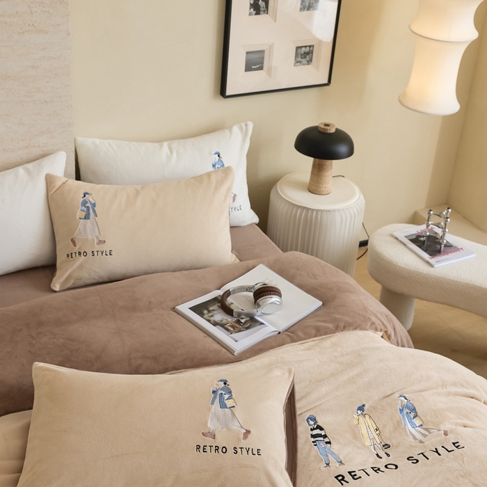 91家纺网 家纺一手货源 找家纺 121【牛奶绒刺绣四件套】2025新款毛毯被子四件套单件床单被套床笠珊瑚绒牛奶绒冬被法兰绒兔毛绒刺绣男孩-Boy系列场景二 baby-棕咖