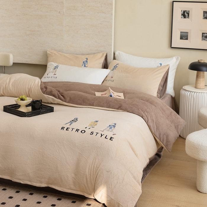 91家纺网 家纺一手货源 找家纺 121【牛奶绒刺绣四件套】2025新款毛毯被子四件套单件床单被套床笠珊瑚绒牛奶绒冬被法兰绒兔毛绒刺绣男孩-Boy系列场景二 baby-棕咖