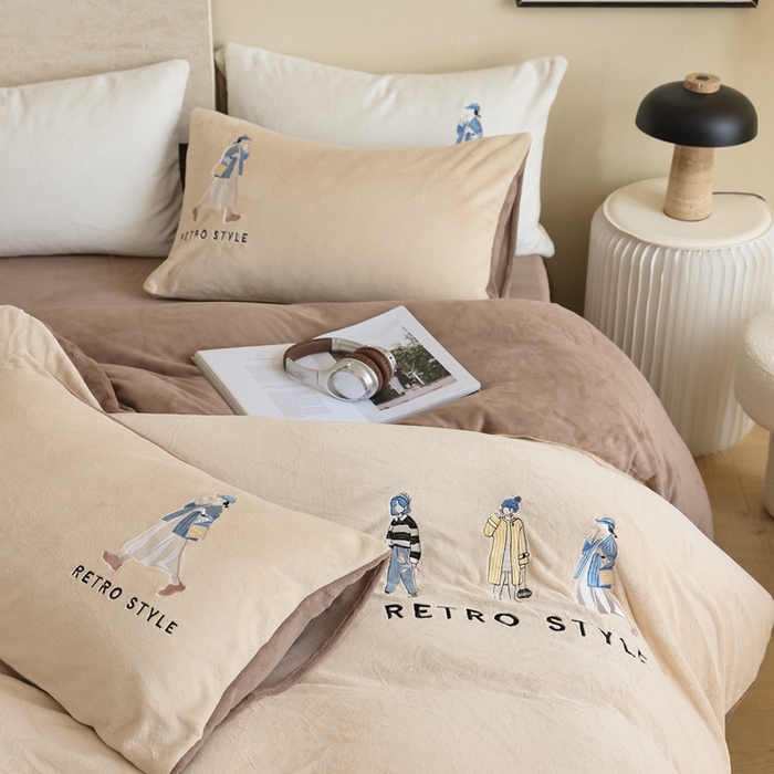 91家纺网 家纺一手货源 找家纺 121【牛奶绒刺绣四件套】2025新款毛毯被子四件套单件床单被套床笠珊瑚绒牛奶绒冬被法兰绒兔毛绒刺绣男孩-Boy系列场景二 baby-棕咖